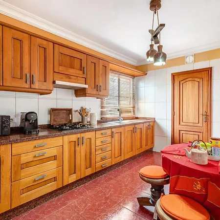 Beautiful 3 Bedroom Wifi Sea View *