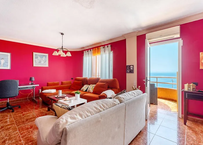 Beautiful 3 Bedroom Wifi Sea View