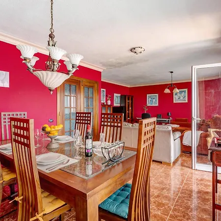 Beautiful 3 Bedroom Wifi Sea View Apartman