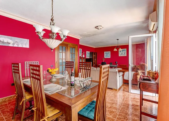Beautiful 3 Bedroom Wifi Sea View