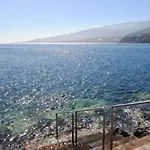 Beautiful 3 Bedroom Wifi Sea View Apartment *