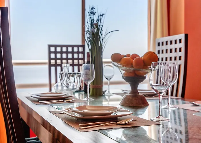 Beautiful 3 Bedroom Wifi Sea View Appartement *